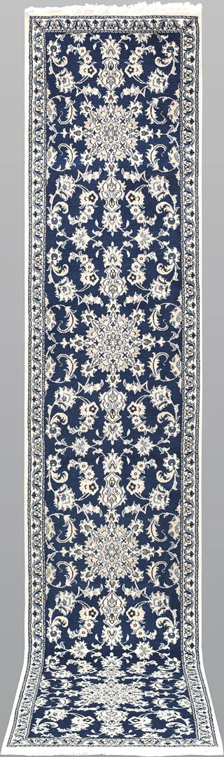 ORIENTMATTA. Nain gallerimodell, 393 x 78 cm. — Persian Carpets & Textiles — Gomér & Andersson Linköping