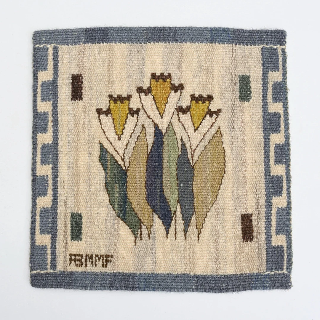 MÄRTA MÅÅS-FJETTERSTRÖM. Bonad, Blomlapp, Pingstlilja, signerad AB MMF. — Textiles — Auktionshuset Thelin & Johansson
