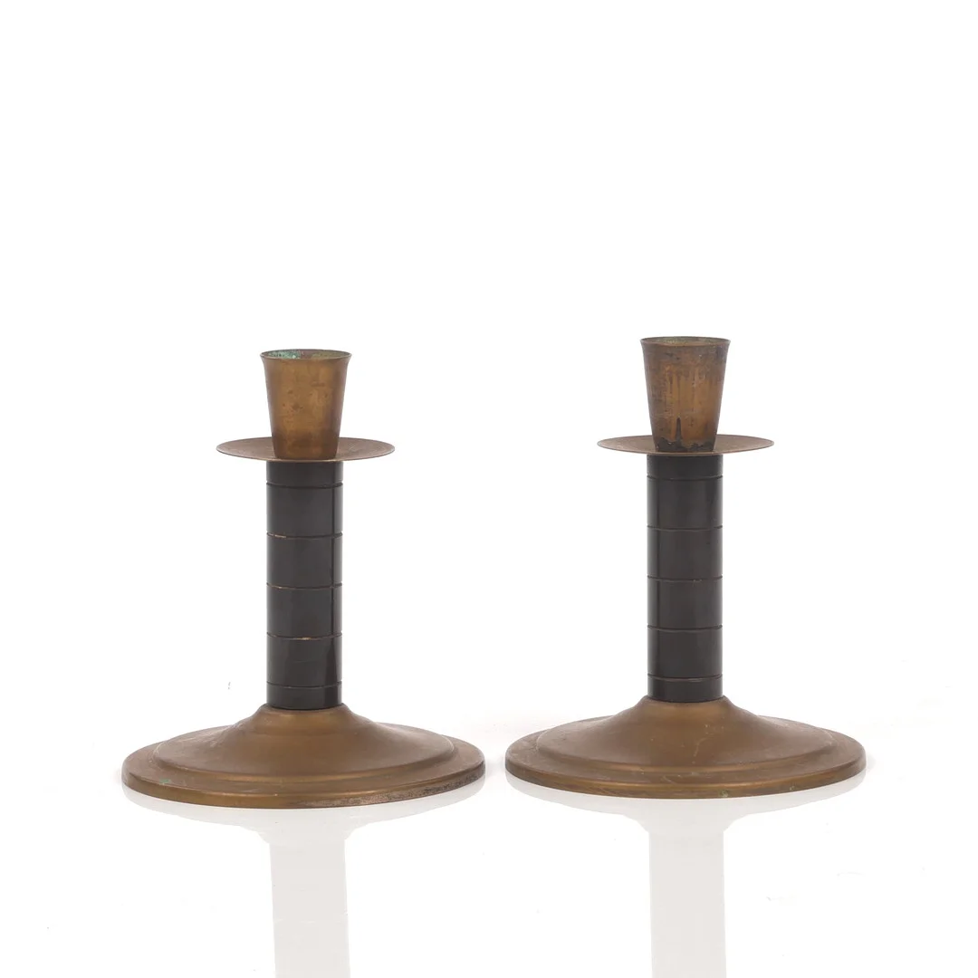 LJUSSTAKAR, ett par, mässing och bakelit, 1920/30-tal. — Candlesticks — Auktionsfirma Kenneth Svensson i Kalmar