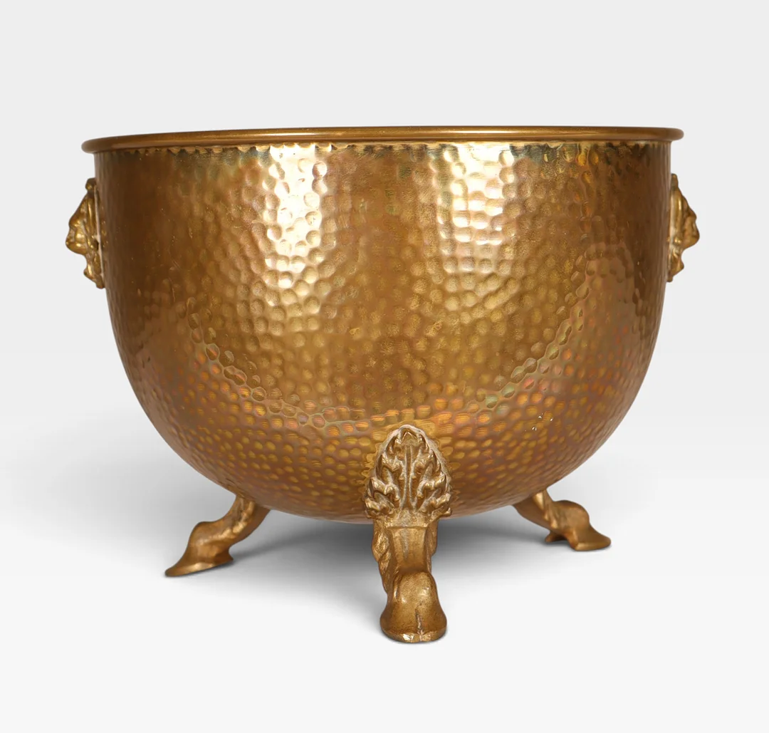 Macetero vintage en latón martelé con pies en latón fundido. — Pewter, Brass & Copper — Barcelona Auctions