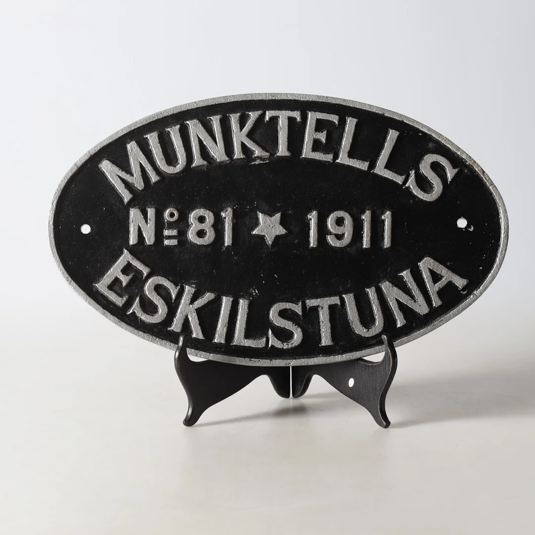 SKYLT, gjutjärn, Munktells, Eskilstuna. — Advertising & Signs — Gomér & Andersson Nyköping