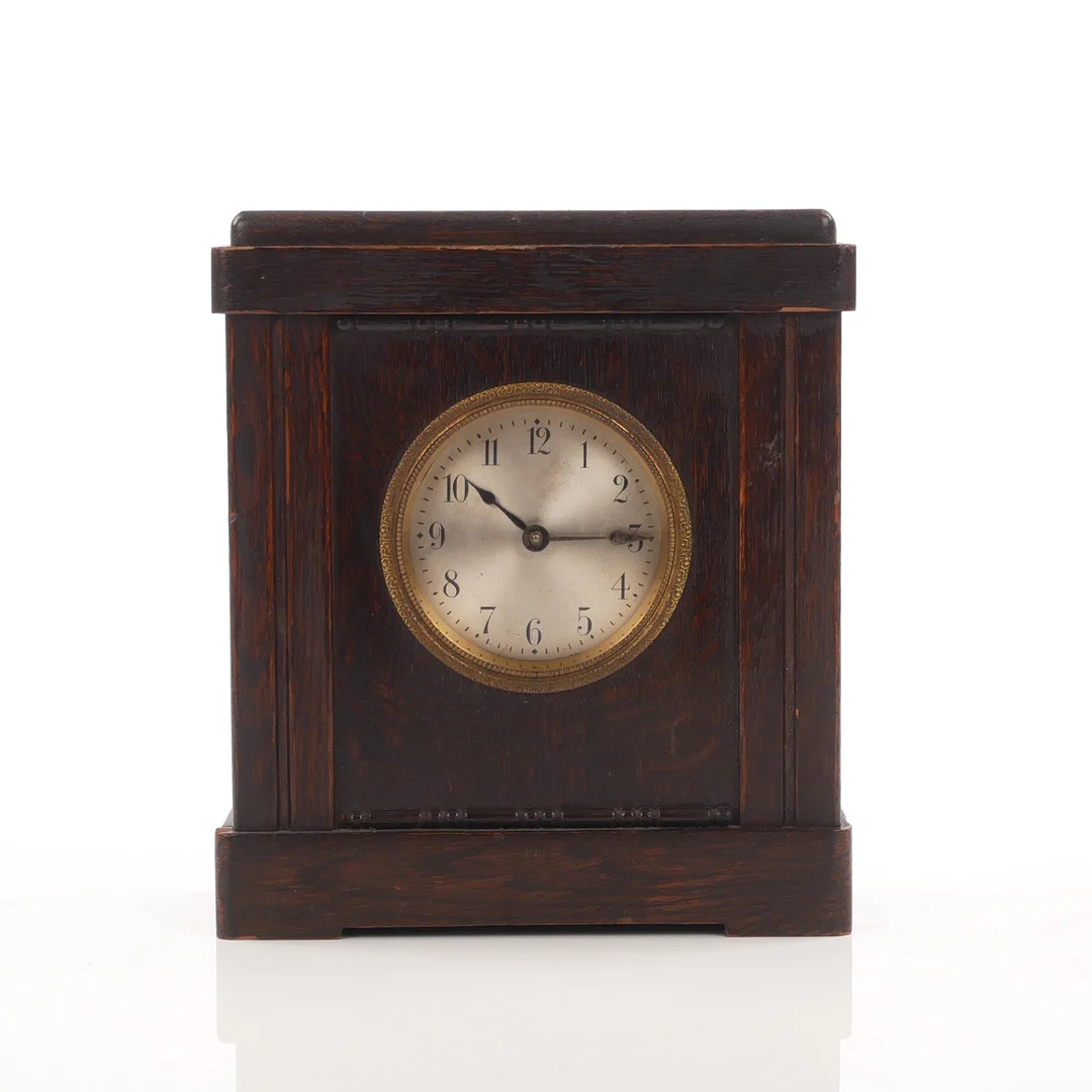 BORDSUR MED SPARBÖSSA, "Sparuret". — Mantel clocks — Auktionsfirma Kenneth Svensson i Kalmar