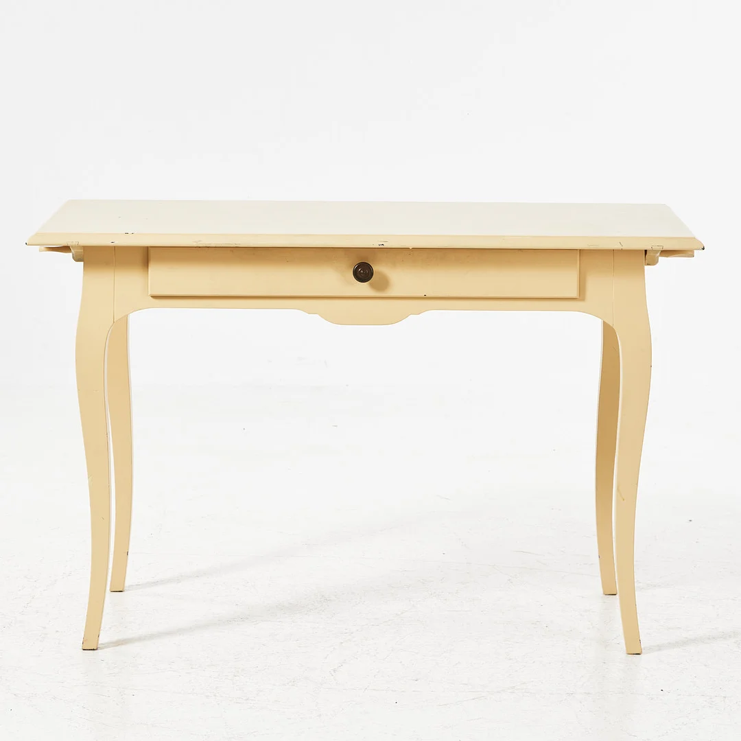 SKRIVBORD, "Österbybruk", Ikeas 1700-talssserie, rokokostil, gullackerat, dragknopp i mässing. — Desks — Stockholms Auktionsverk Magasin 5