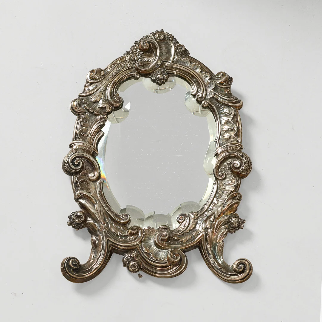 P. HERTZ. Bordspejl i rokokostil, front beklædt med tretårnet sølv samt facetslebet spejl ca. 1900. — Mirrors — Palsgaard Kunstauktioner