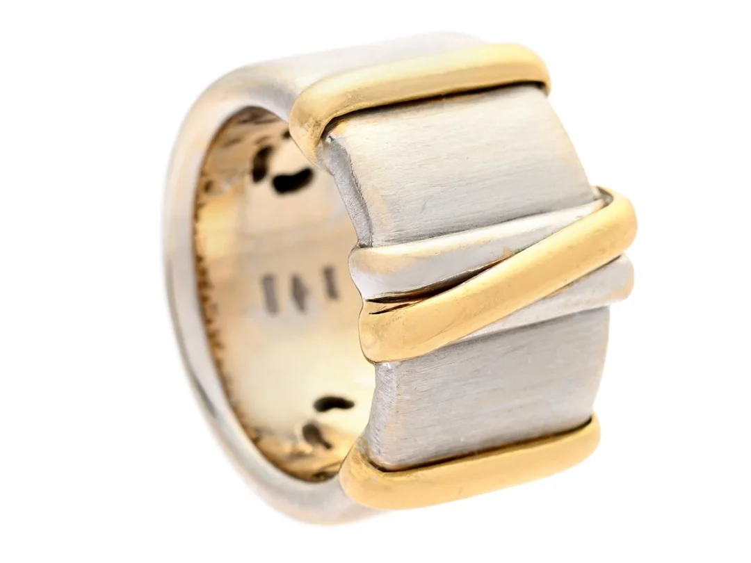RING, 18K vitguld/guld, stl 17,5 mm, bredd 12,5 mm, vikt 19,5 g. — Smycken/Ring — Kaplans
