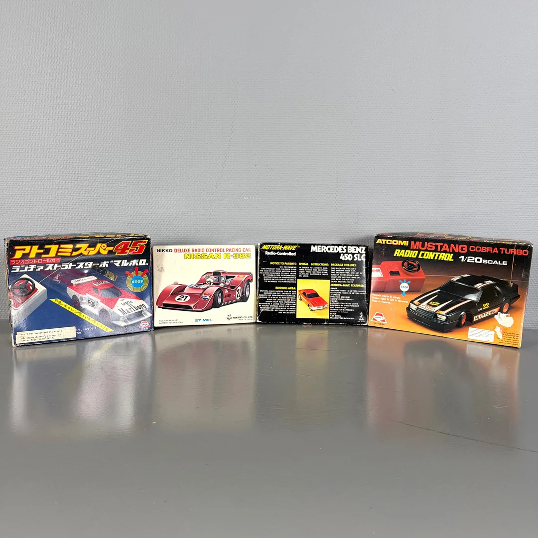FJÄRRSTYRDA MODELLBILAR, 4 st, bl a Nissan R-382 Deluxe (fabrikat Nikko), Atcomi Super 45 Lancia Stratos Turbo "Marlboro" (Japan). — Other toys — Skandia Auktion