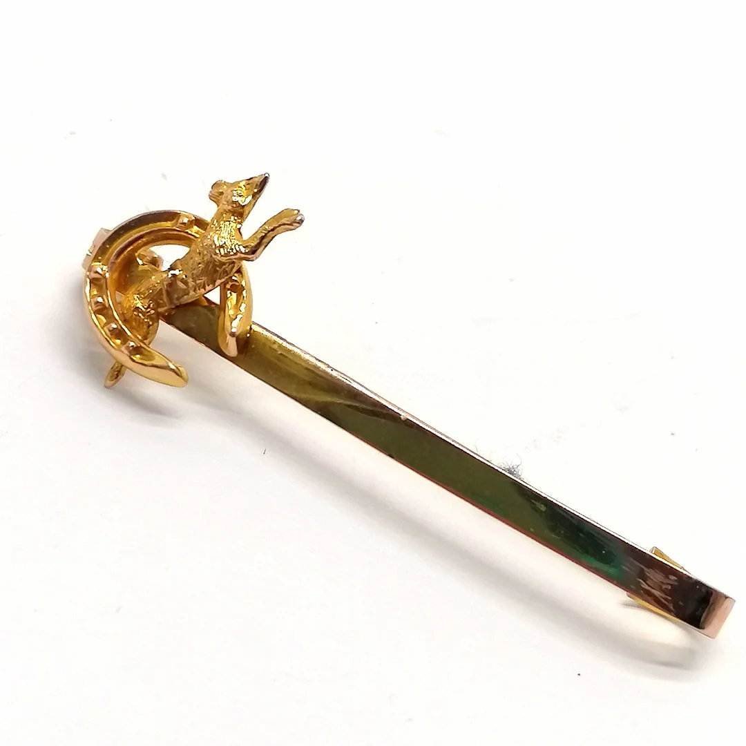 9CT CHESTER GOLD BAR BROOCH W/ FOX / HORSESHOE DETAIL. — Brooches & Pendants — Acreman St Auctioneers & Valuers