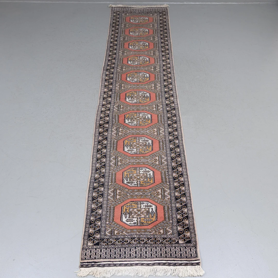 GALLERIMATTA, Bochara, mått ca 352x80 cm. utan fransar. — Oriental Carpets & Textiles — Garpenhus Auktioner