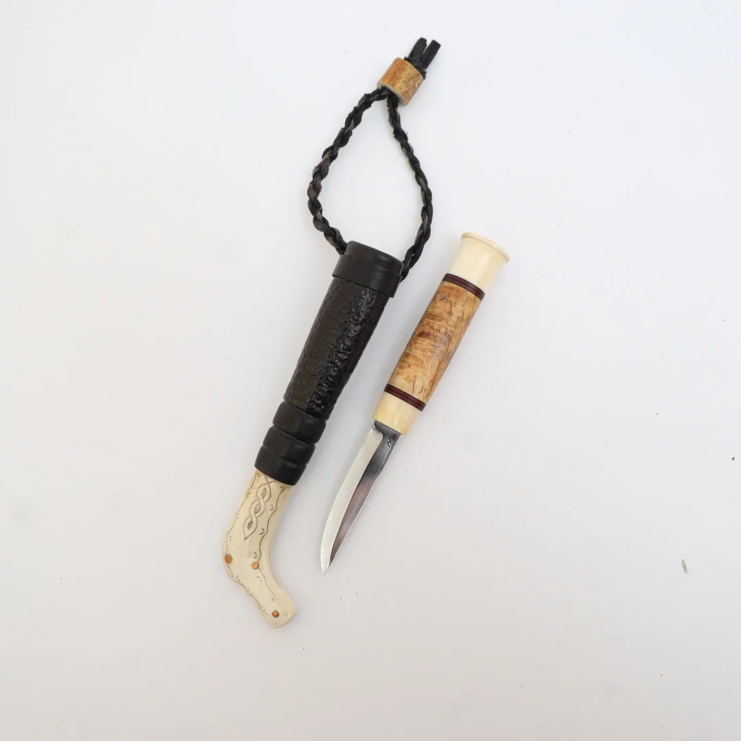 KNIV MED SLIDA, handtag av björk och horn, slida av läder och horn med skuren och färgad dekor. — Edged weapons — Falun Auktionsbyrå