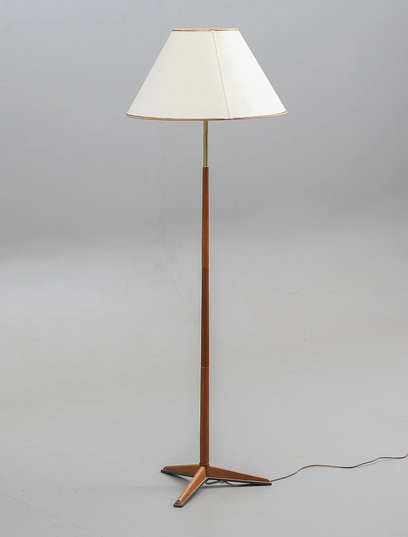 GOLVLAMPA, teak, 1900-talets mitt. — Floor lights — Auktionshuset Thelin & Johansson