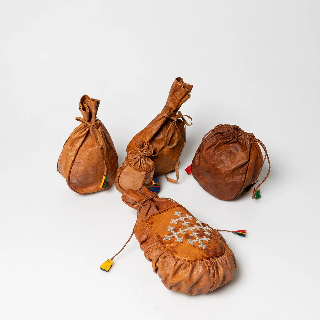 PÅSAR, i renskinn, bl.a. kaffepåsar, 5 stycken, Samiskt handarbete, 1900-talets första hälft. — Sami Arts & Crafts — Stockholms Auktionsverk Helsingborg