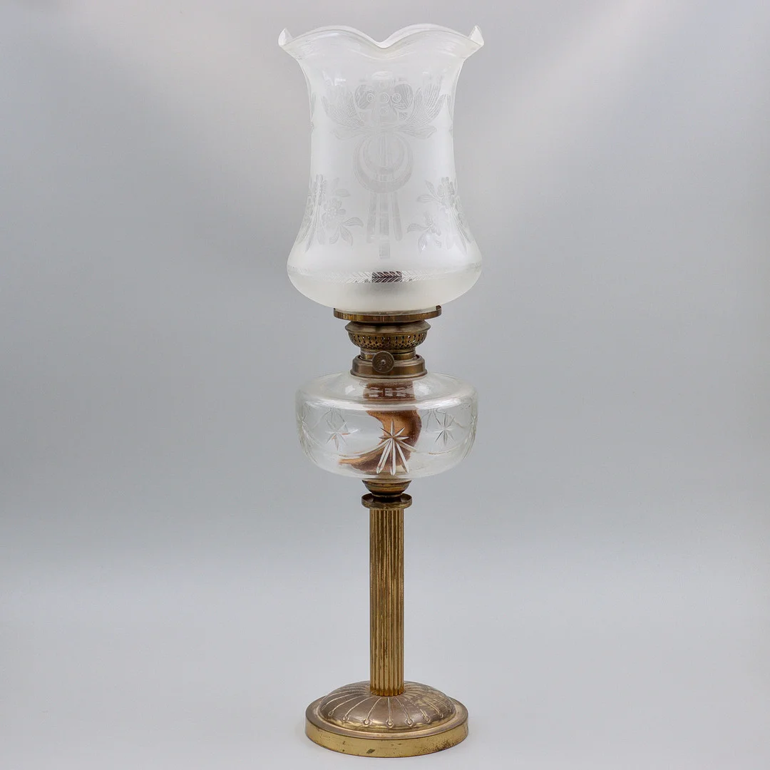 BORDSFOTOGENLAMPA, FROSTAD GLASKUPA MED SLIPAD DEKOR, FOT OCH KOLONN I MÄSSING, TIDIGT 1900-TAL. — Ceiling lights — Auktionskammaren Sydost Kalmar