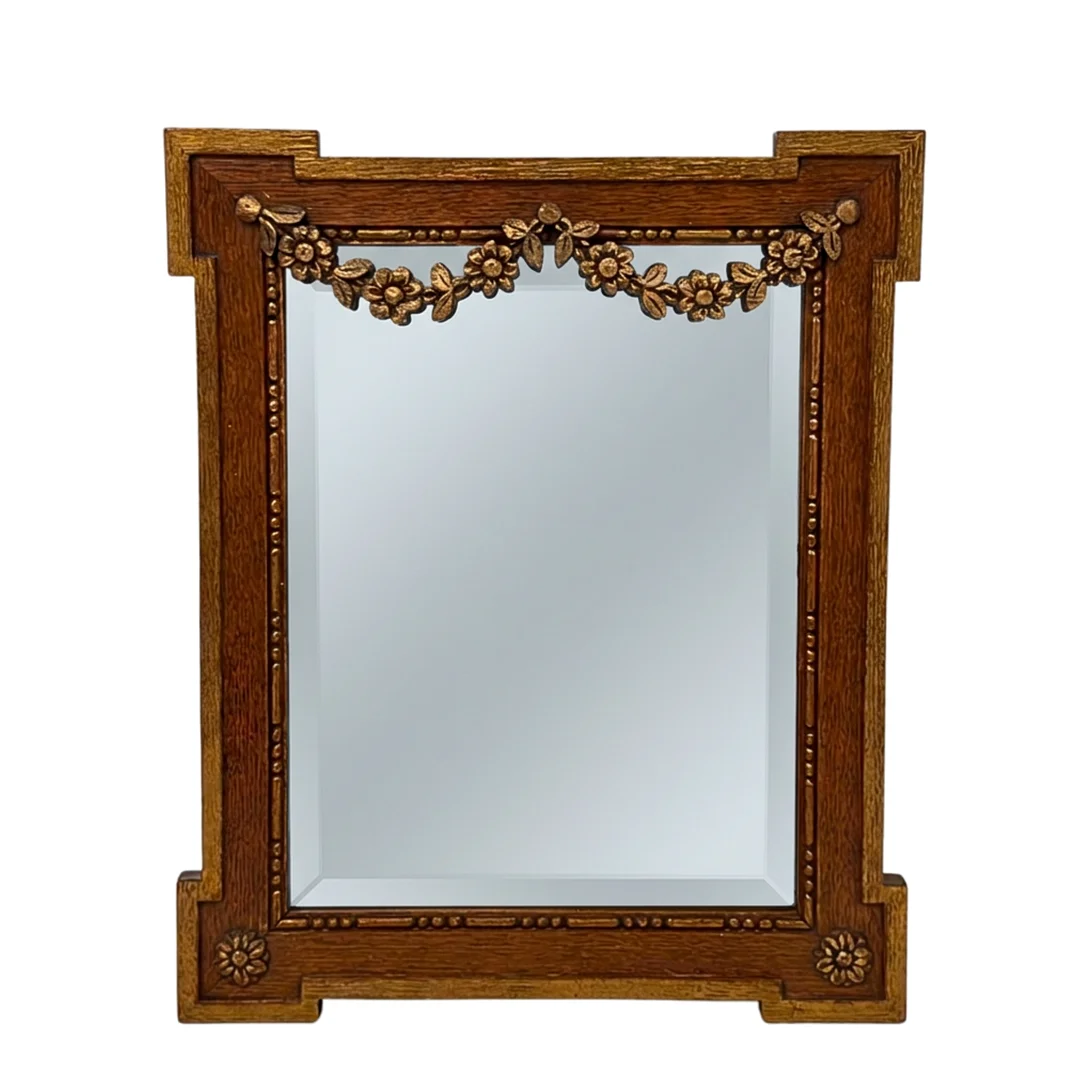 WANDSPIEGEL MIT HOLZRAHMEN UND FLORALER GIRLANDE. — Mirrors — Auktionshaus Stuber's Hammerschlag