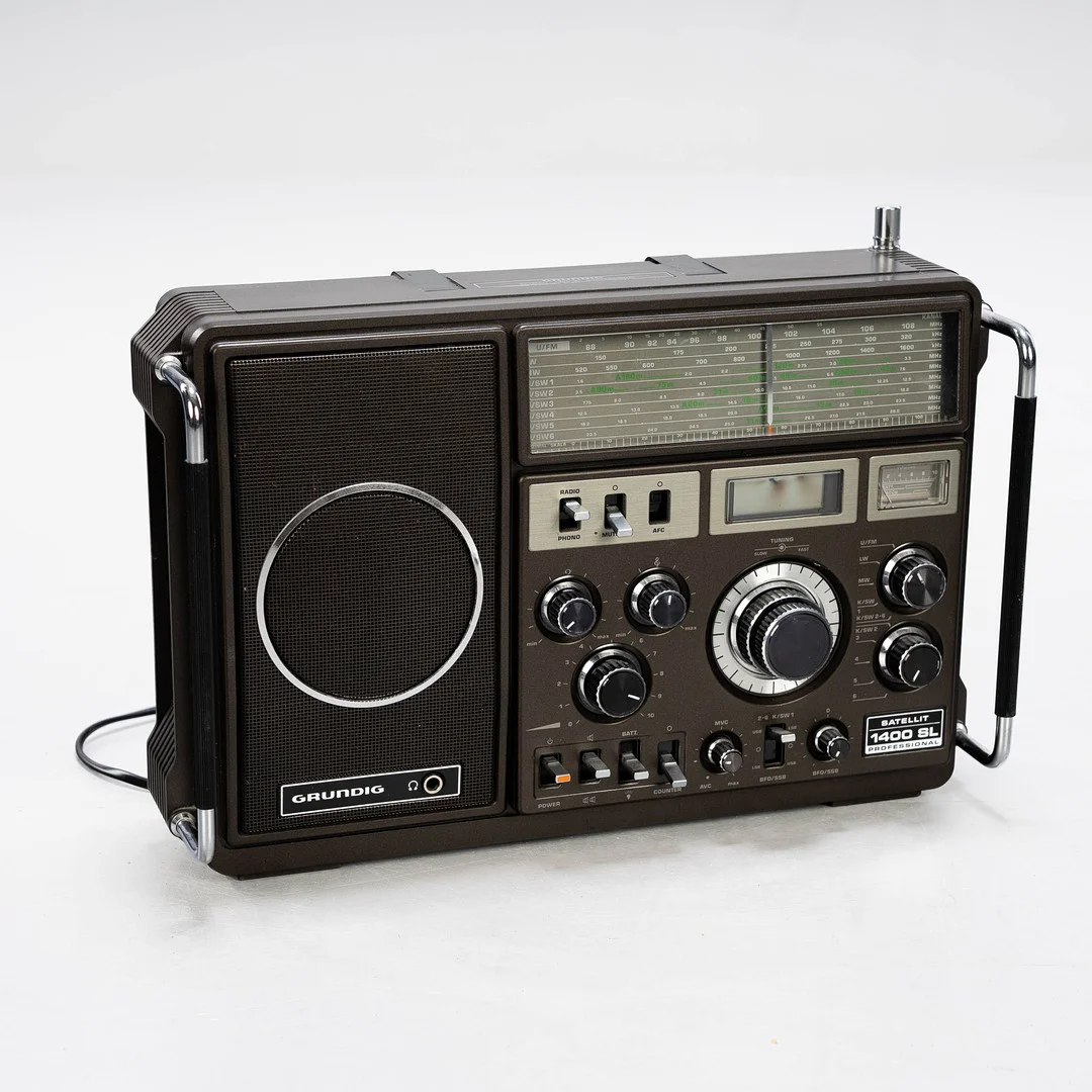 SATELLIT/ VÄRLDSRADIO, Grundig satellit 1400 SL professional, 1970-tal. — Modern consumer electronics — Norrlands Auktionsverk