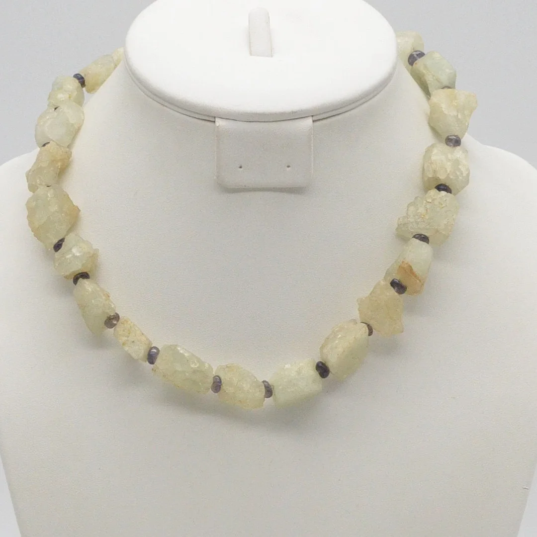 EDELSTEINCOLLIER AUS AQUAMARIN NUGGETS, NATURBELASSENE FORM, KLEINE TRENNPERLEN AUS POLIERTEM AMETHYST, VERSCHLUSS AUS STERLINGSILBER, VINTAGE, CA. 47 CM. — Necklace — Kunst- und Auktionshaus Kleinhenz