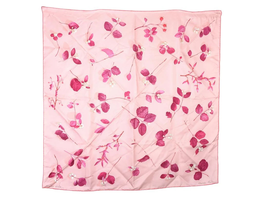 HERMÈS, SCARF, Winter Walk, Leigh Cooke, 100% siden, 90x90 cm, rosa, lila, vit, originalask. Very Good Condition. — Accessoarer/Scarves — Kaplans