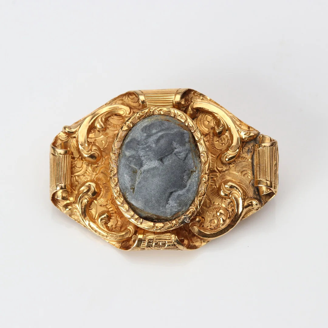 CAMÉBROSCH, ANTIK. 14k guld, senare nål i 18k guld. Totalvikt ca 4,8 gram. — Brooches & Pendants — Skånes Auktionsverk