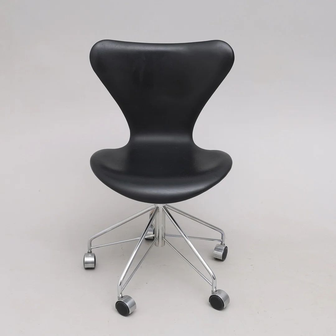 ARNE JACOBSEN. KONTORSSTOL, STÅL & LÄDER, "SJUAN", REPUBLIC OF FRITZ HANSEN, 2017. — Armchairs & Chairs — Crafoord Auktioner Lund