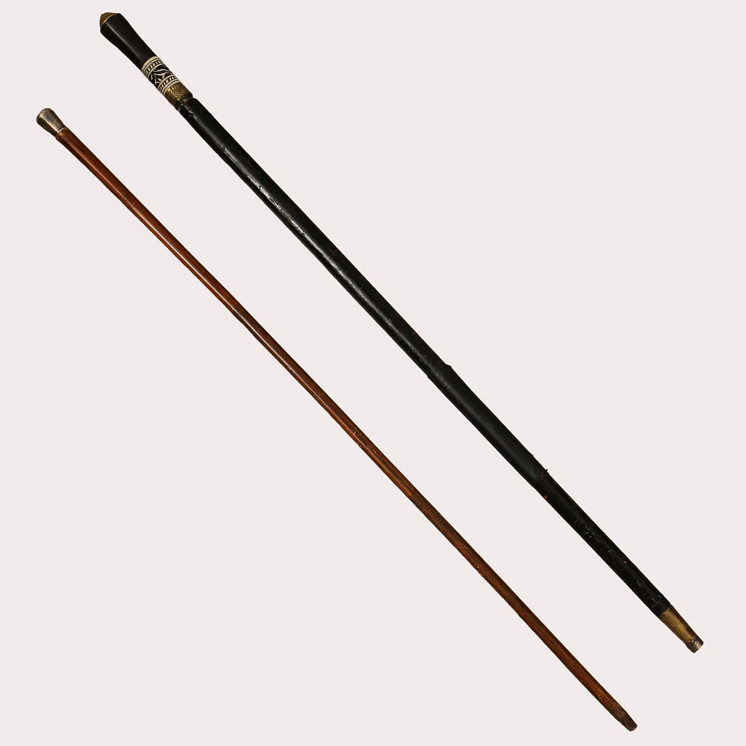 VÄRJKÄPP, trä, stål, och mässingdetaljer. samt PROMENADKÄPP med silverknopp. — Edged weapons — Limhamns Auktionsbyrå