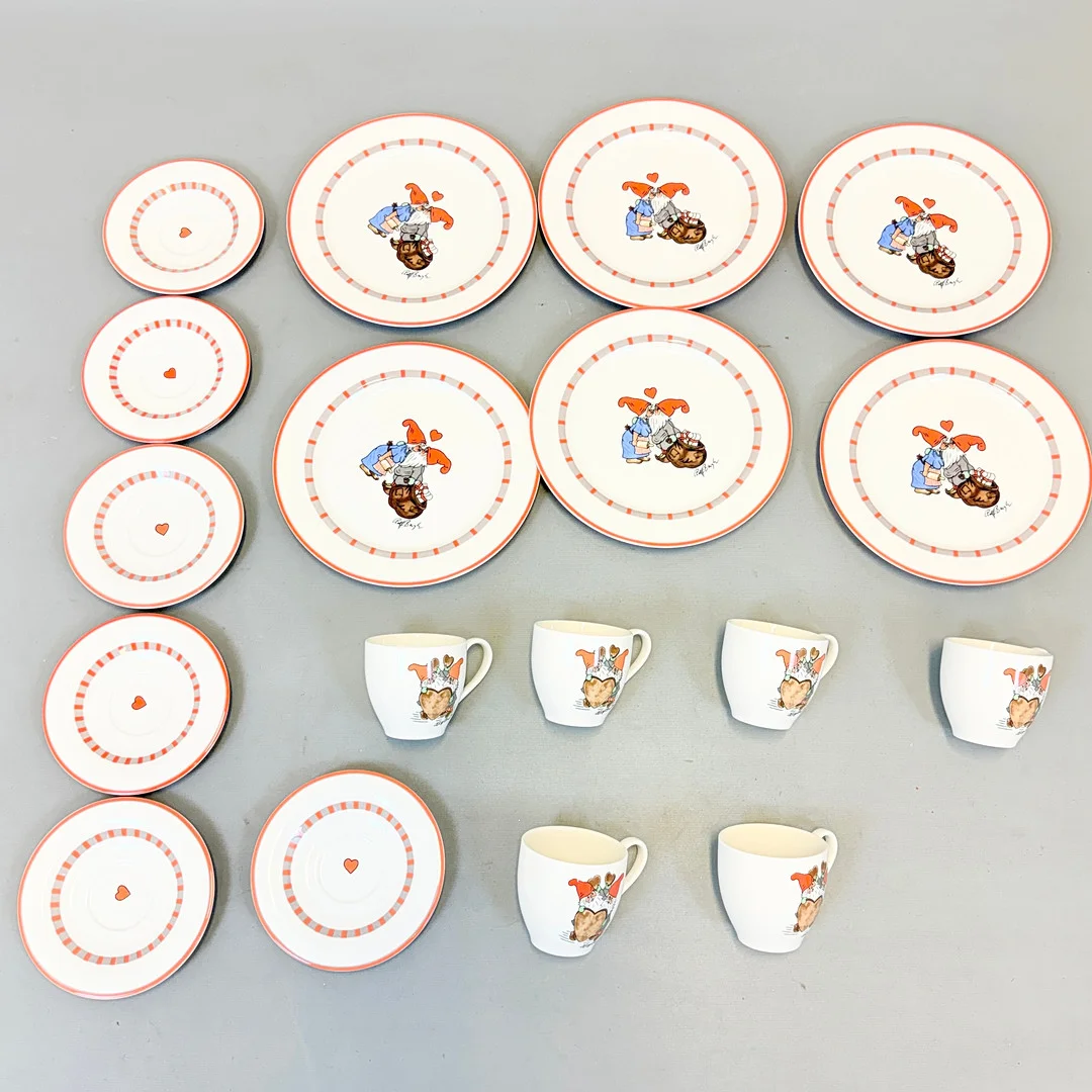 ROLF BERG. KAFFESERVIS, 18 delar, porslin, "Julmotiv". — Tableware — Auktionshuset STO Bohuslän