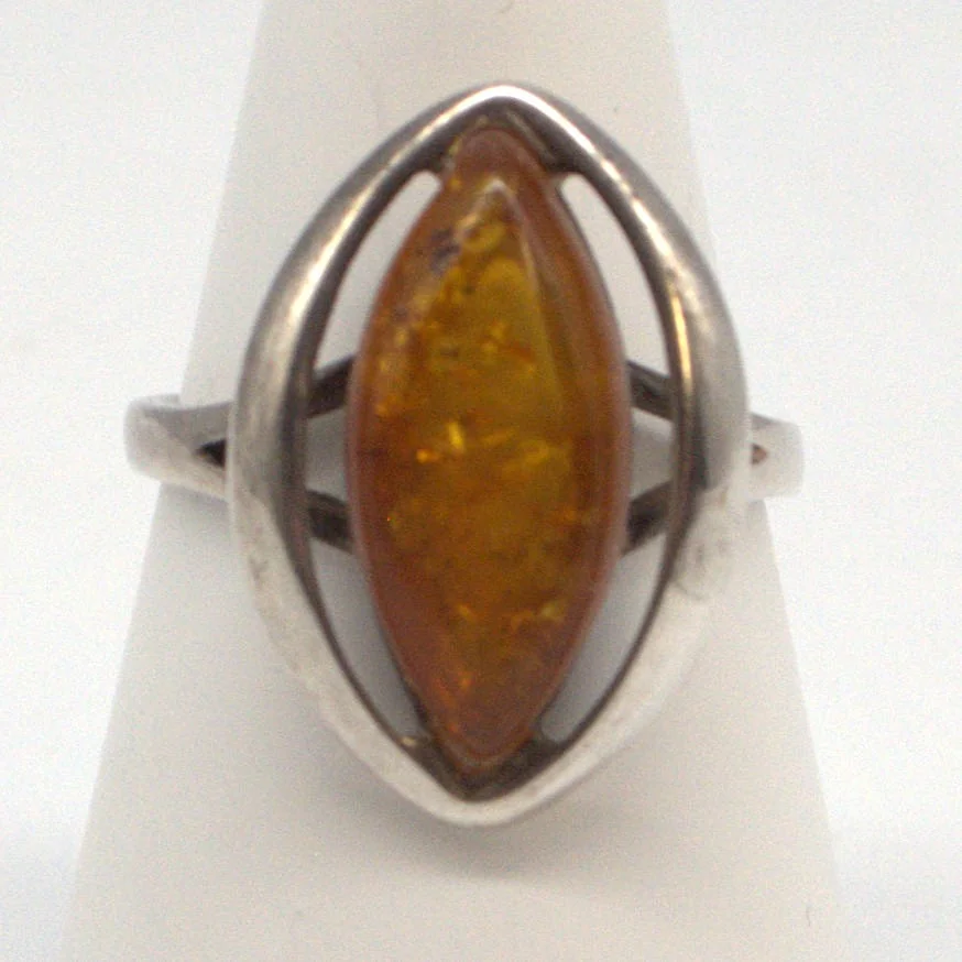 DESIGNER RING STERLING SILBER MIT BERNSTEIN BESETZT, DURCHBROCHENE FASSUNG, 20. JAHRHUNDERT. — Rings — Kunst- und Auktionshaus Kleinhenz