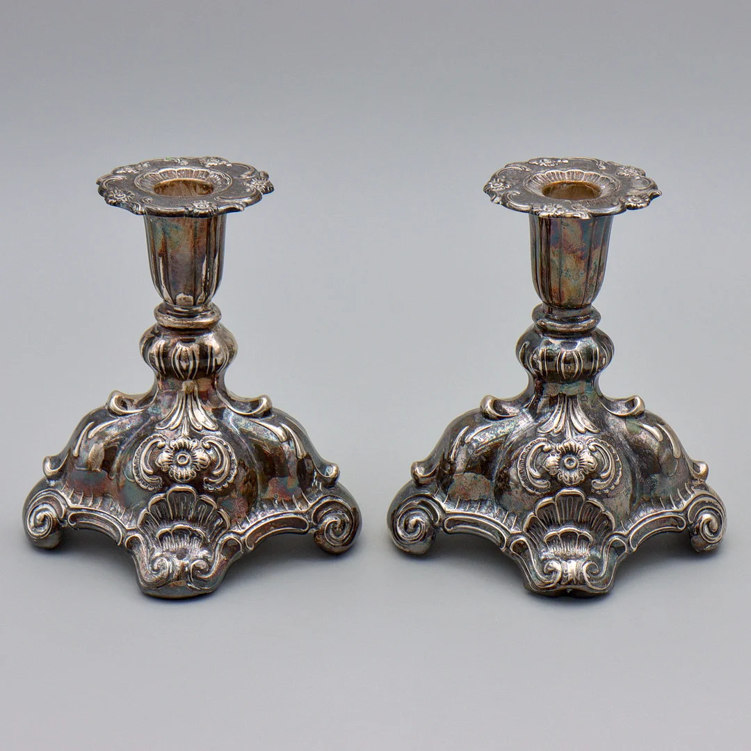 LJUSSTAKAR I SILVER, PARET, CG HALLBERG 1952 STOCKHOLM. — Silver — Auktionskammaren Sydost Kalmar
