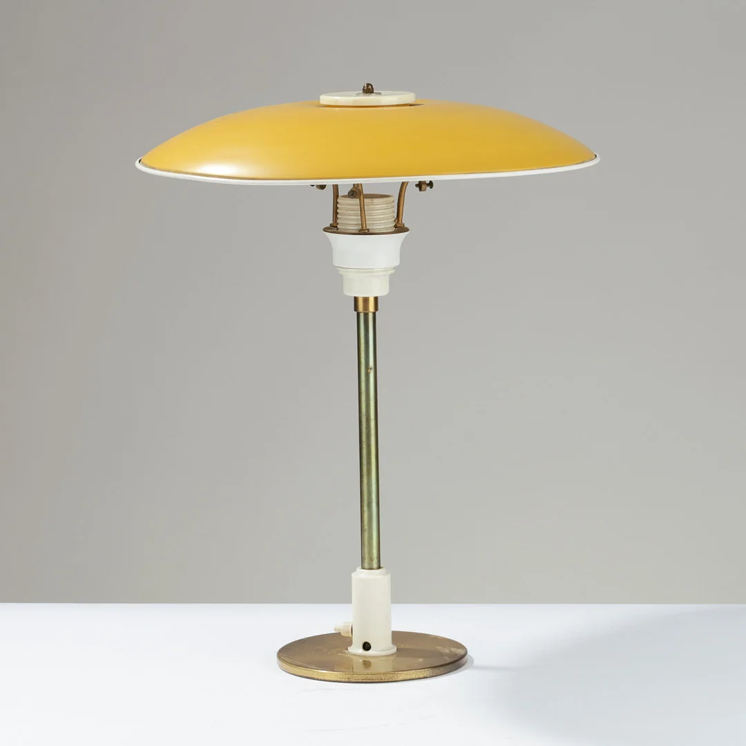 POUL HENNINGSEN. "PH 3/2,5", bordlampe af patineret messing med overskærm af gulmalet zink, Louis Poulsen, Danmark, 1940'erne. — Table Lamps — Palsgaard Kunstauktioner