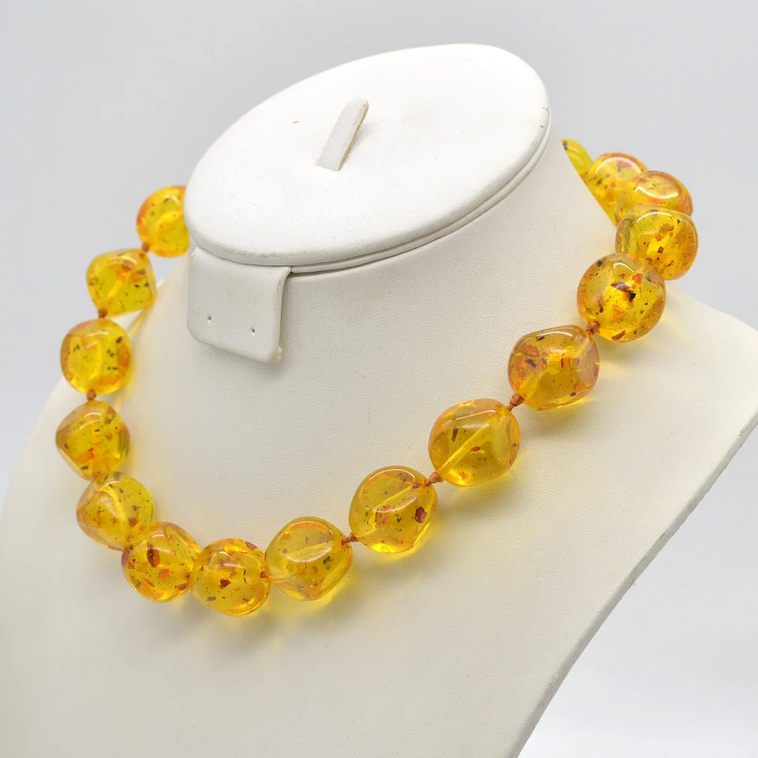 GELBER BERNSTEIN COLLIER, BLATTEINSCHLÜSSE, EINZELN GEKNÜPFT, UM 1950. — Necklace — Kunst- und Auktionshaus Kleinhenz