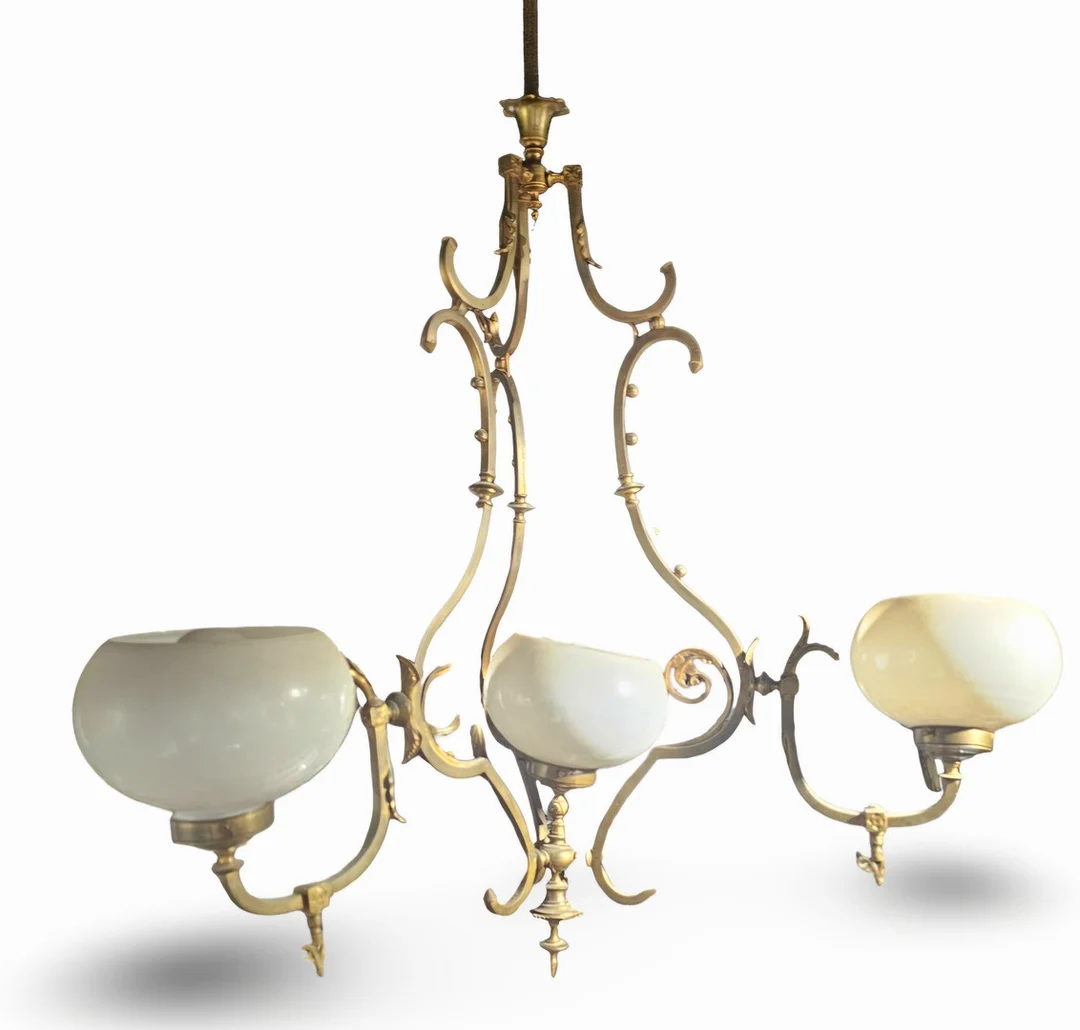 Antigua lámpara de techo de gas electrificada en bronce con globos en cristal blanco. — Ceiling lights — Arce Auctions