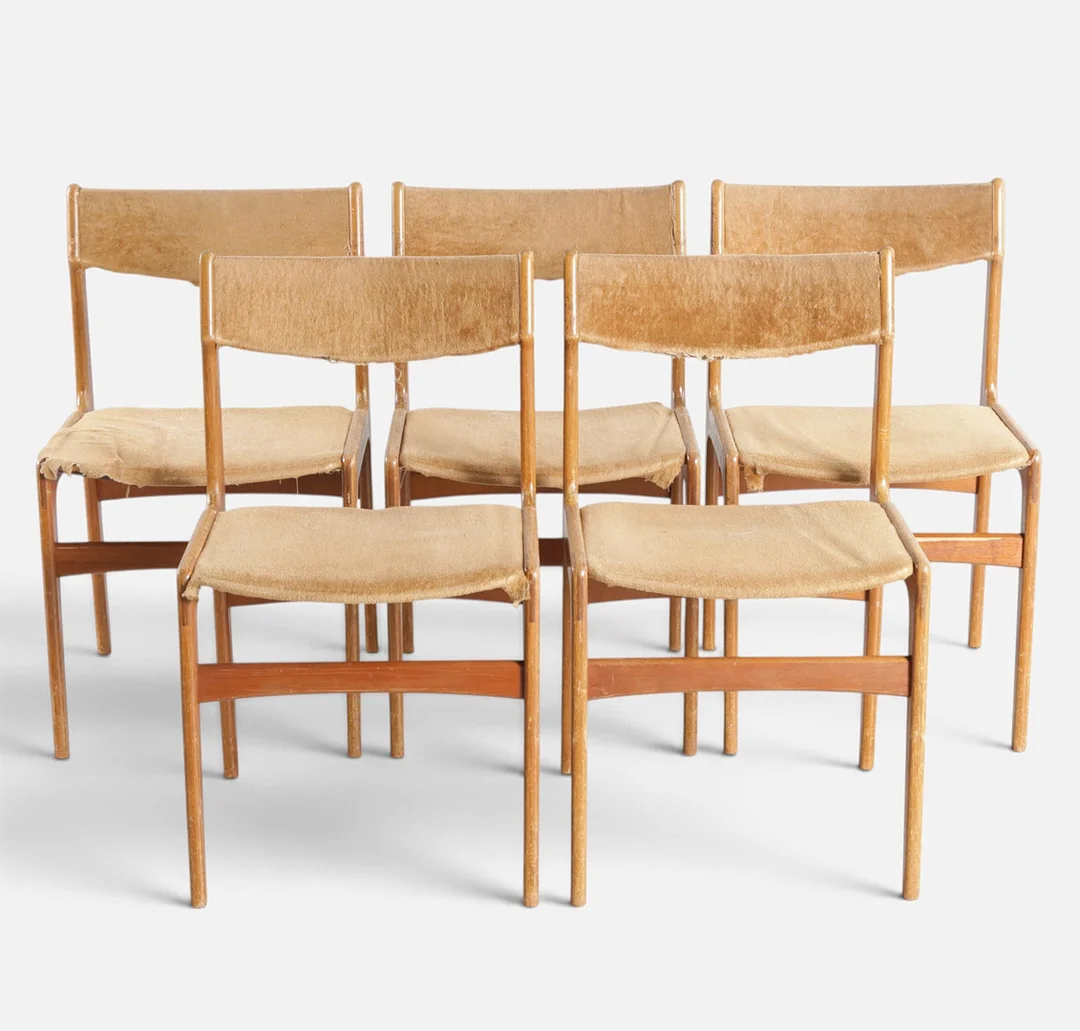 ERIK BUCH. Sæt på fem spisestole med stel af teak, sæde og ryg betrukket med velour. Fremstillet hos Anderstrup Møbelfabrik. Danmark, 1960-70'erne (5). — Armchairs & Chairs — Woxholt Auktionshus