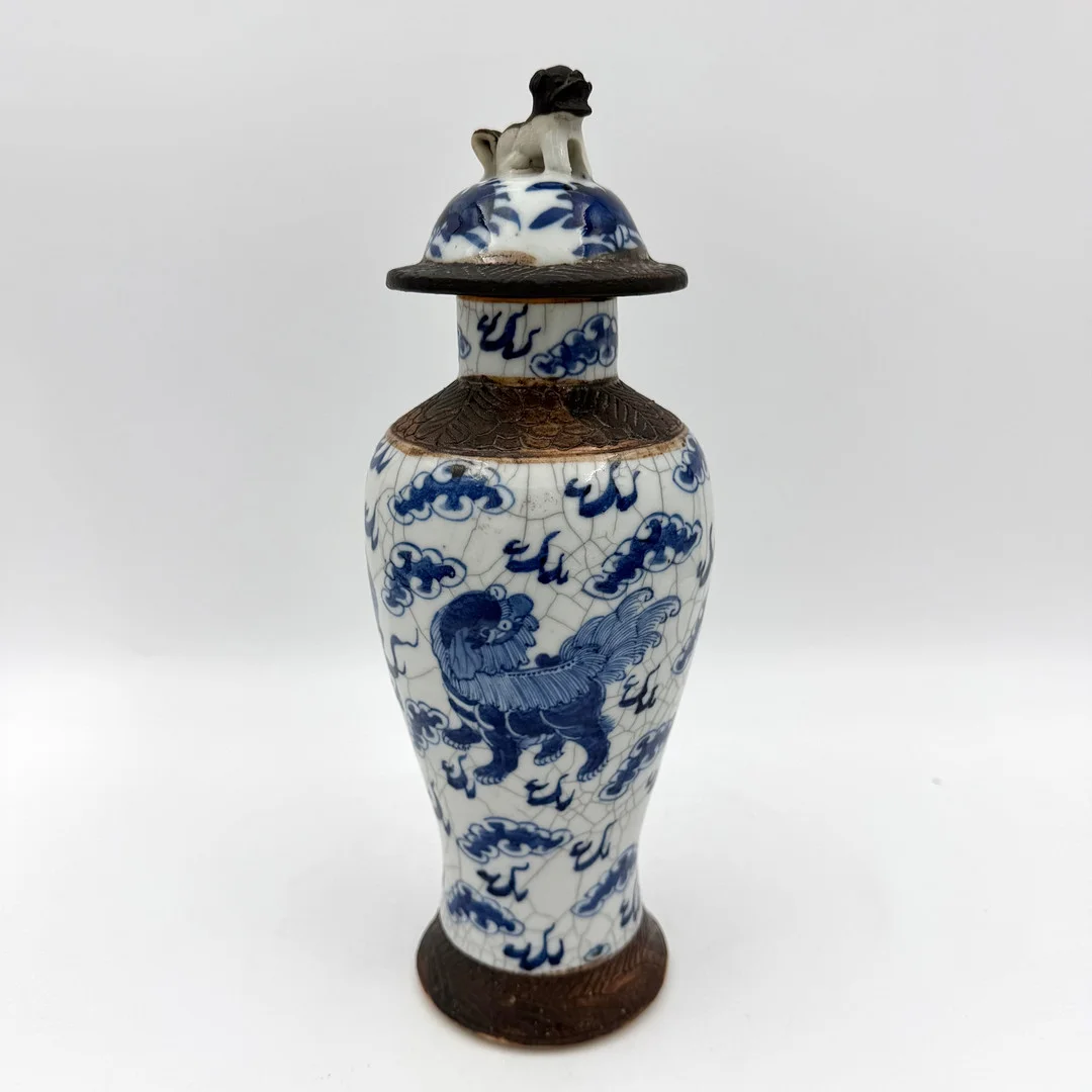 LOCKURNA, porslin, Kina, 1900-tal, dekor i underglasyrblått av fouhundar och moln. Lockknopp i form av fouhund. — Oriental — Skandia Auktion