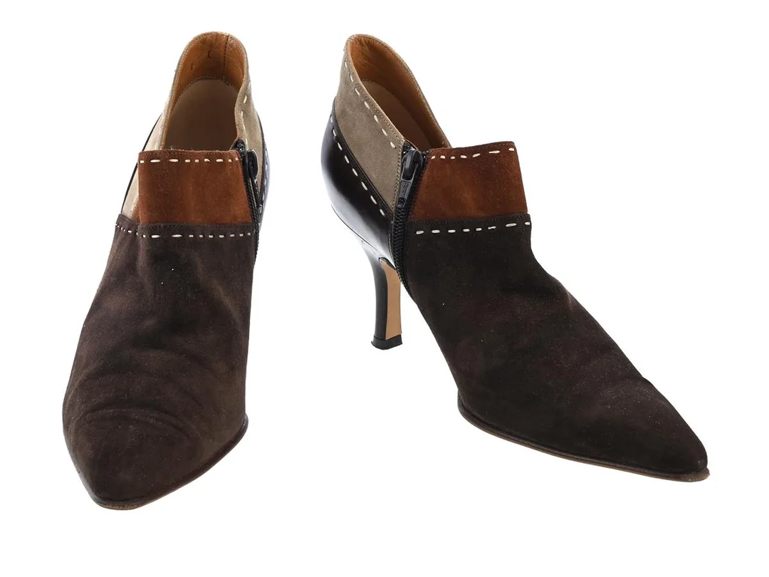 SKOR, SALVATORE FERRAGAMO, stövletter, brun mocka, beige mocka, stl 39. klack 8 cm, skopåse. — Kläder/Skor — Kaplans