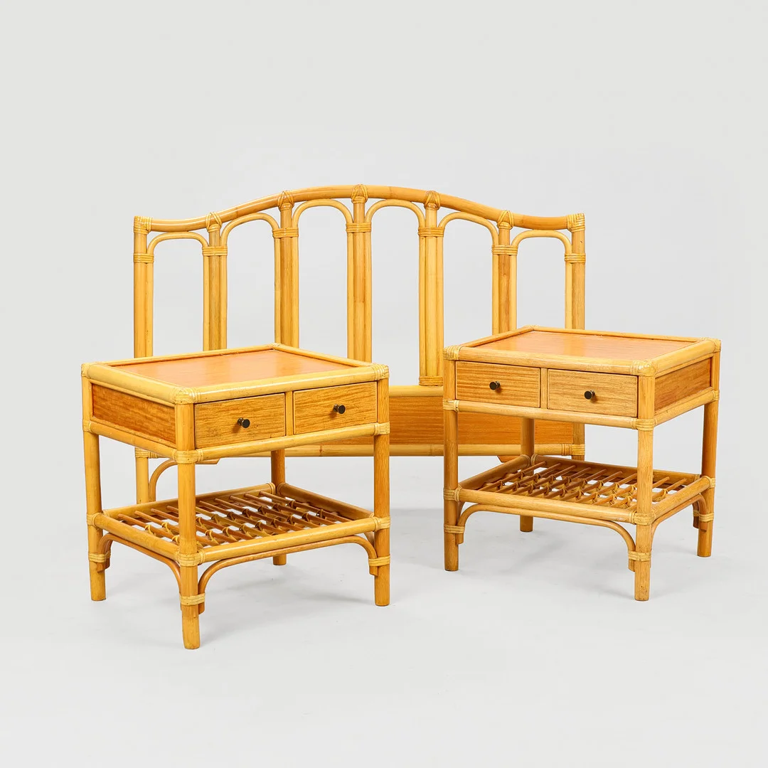KENNETH BERGENBLAD. Et par sengeborde og sengegavl af rattan/bambus, Dux, Sverige. 1900-talets anden halvdel, (3). — Tables — Palsgaard Kunstauktioner
