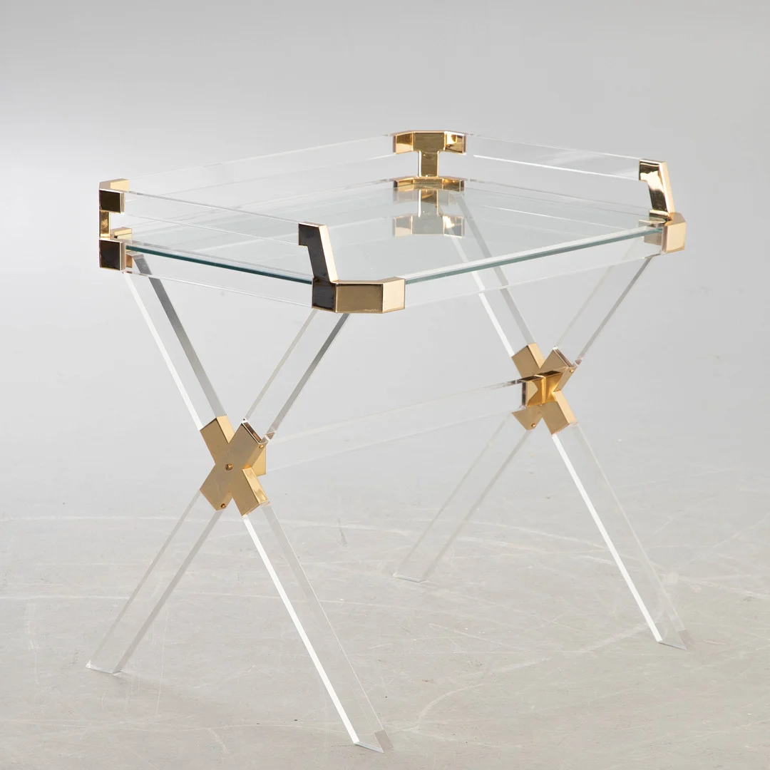 Acryl-Tisch mit Metallmontagen in Gold. — Coffee Tables — Stockholms Auktionsverk Hamburg