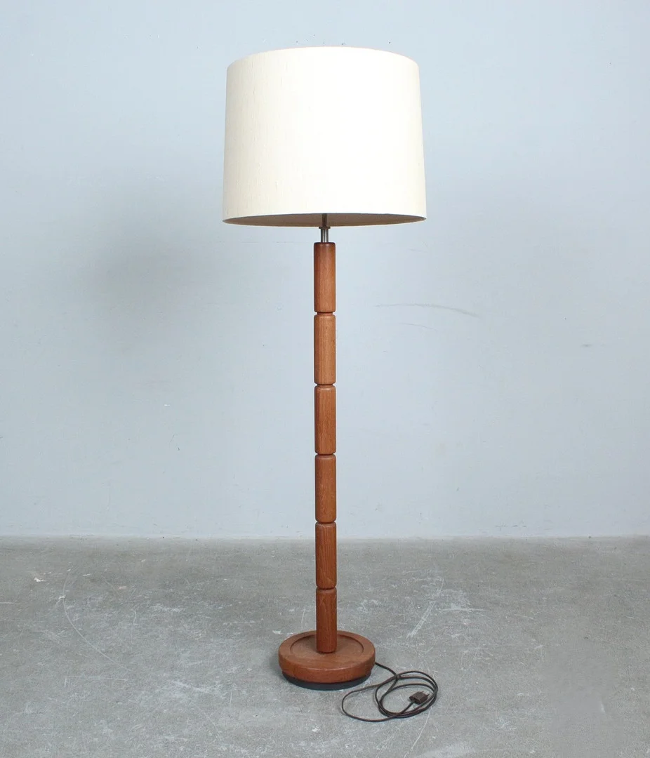 DOMUS. Stehleuchte aus Teakholz, Dänemark, 1960er Jahre. — Floor lights — Stockholms Auktionsverk Düsseldorf/Neuss