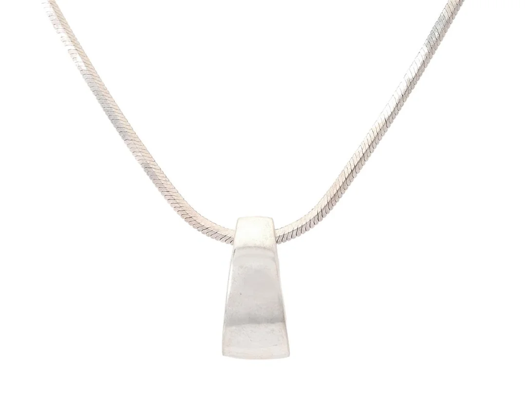 HÄNGE MED KEDJA, sterlingsilver, ormlänk, stämplad GFAB, längd kedja 41,8 cm, höjd hänge 1,6 cm, vikt ca 8,0 g. — Smycken/Hänge med kedja — Kaplans