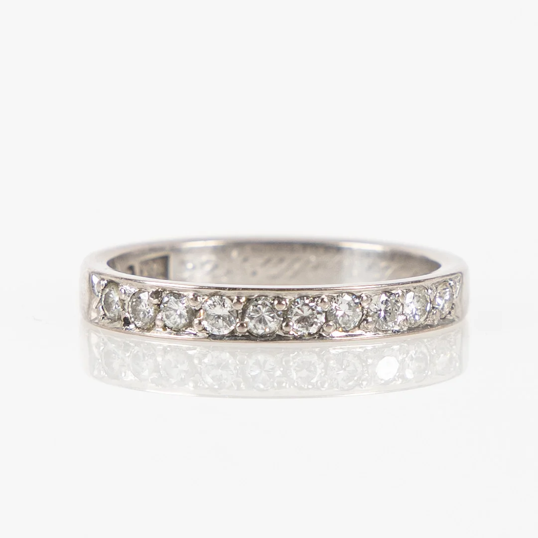 RING, 18K vitguld med briljantslipade diamanter, totalt ca 0.30 ct, AE Bohlins, Jönköping, 1965. — Rings — Stockholms Auktionsverk Helsingborg