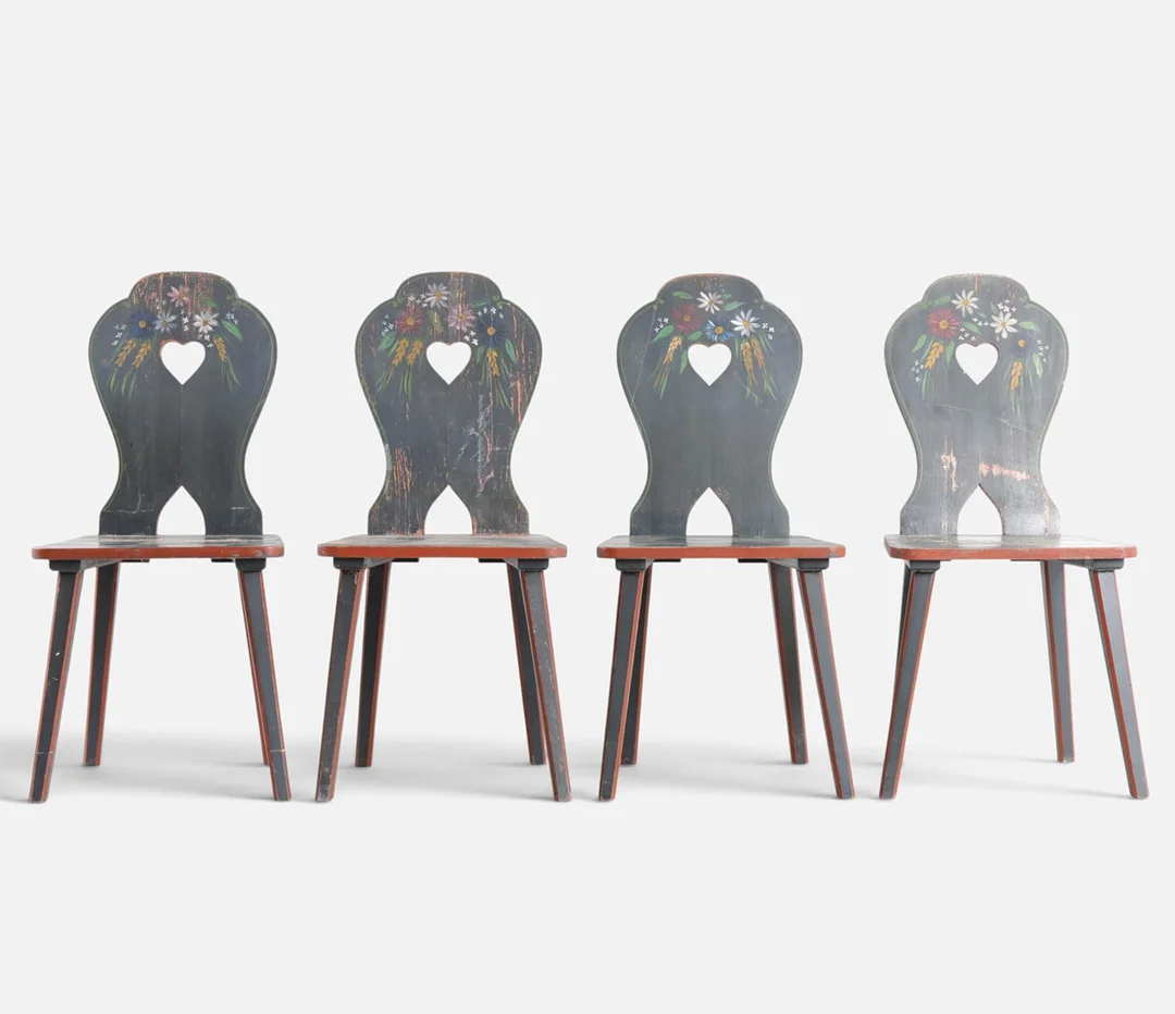 Sæt på fire "Hjertestole" af bemalet træ, almue-stil. Skandinavien, 1900-tallets første halvdel (4). — Armchairs & Chairs — Woxholt Auktionshus