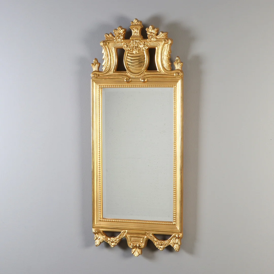 SPEGEL. Förgyllt trä med fasettslipat glas, gustaviansk stil, 1900-talets andra hälft. — Mirrors — Skånes Auktionsverk