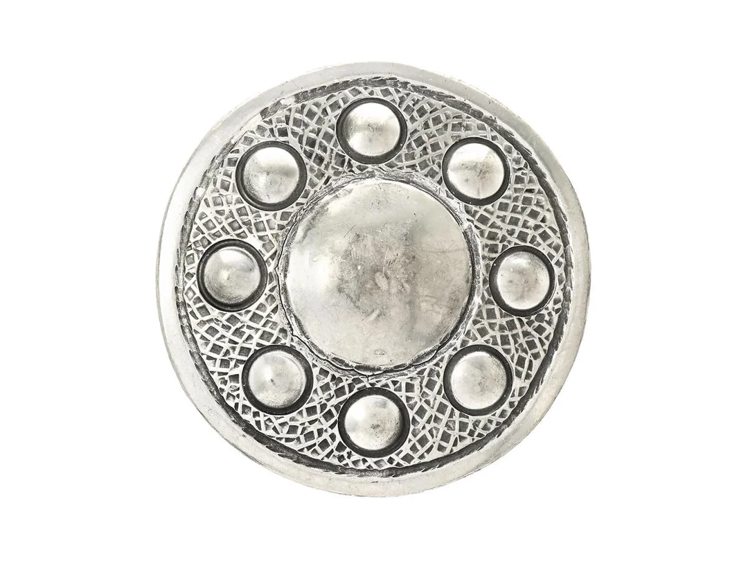 BROSCH, tenn, sköld, Tore Holm, Linköping 1963, höjd 37 mm, vikt 12,2 g. — Smycken/Brosch — Kaplans