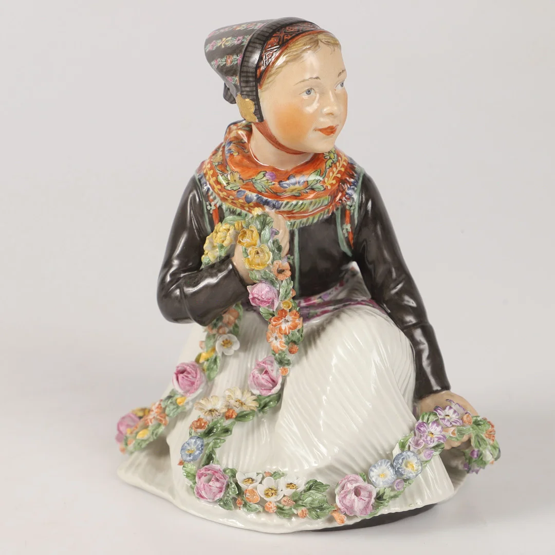 CARL MARTIN-HANSEN. Figurin, "Amager", porslin, Royal Copenhagen, Danmark. — European — Helsingborgs Auktionskammare