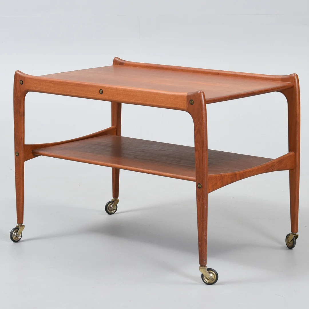 EDMUND BROUER. ( 1920 - 2005). Rullebord af teak. Brouer Møbelfabrik. Danmark, 1970'erne. — Tables — Sørensen Auktioner