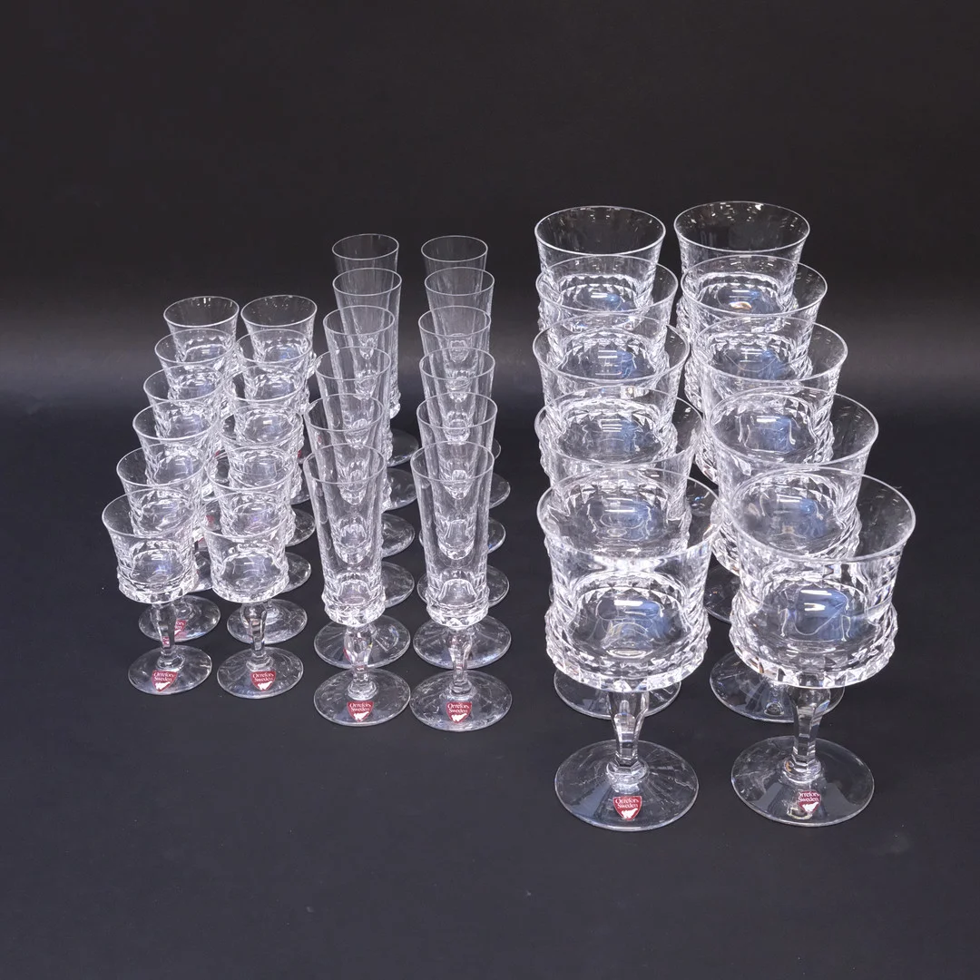 INGEBORG LUNDIN. ORREFORS GLASSERVIS. "SILVIA". 34 DELAR. — Utility glass — Björnssons Auktionskammare