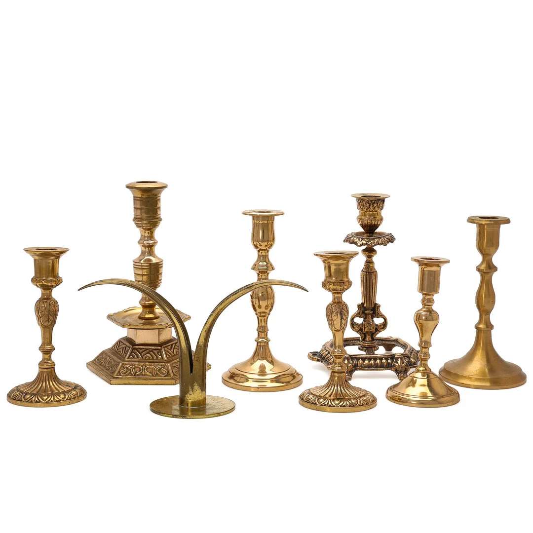 SAMLING LJUSSTAKAR, mässing/malm, 6 st, bland annat Ystad Metall, GMA, 1900-tal. — Candlesticks — Auktionsmagasinet Vänersborg
