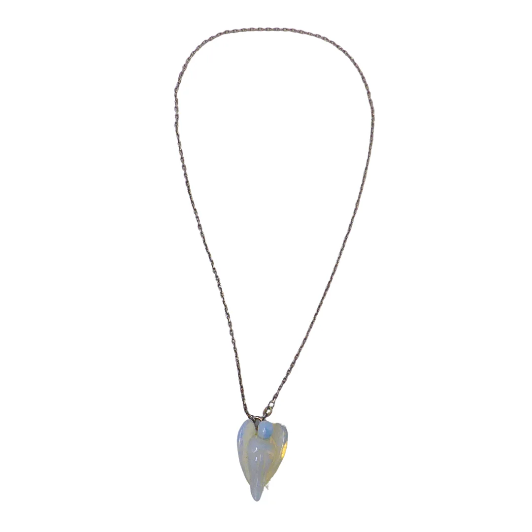 HALSKETTE MIT ENGEL-ANHÄNGER AUS OPALIT UND 925ER SILBER. — Necklace — Auktionshaus Stuber's Hammerschlag