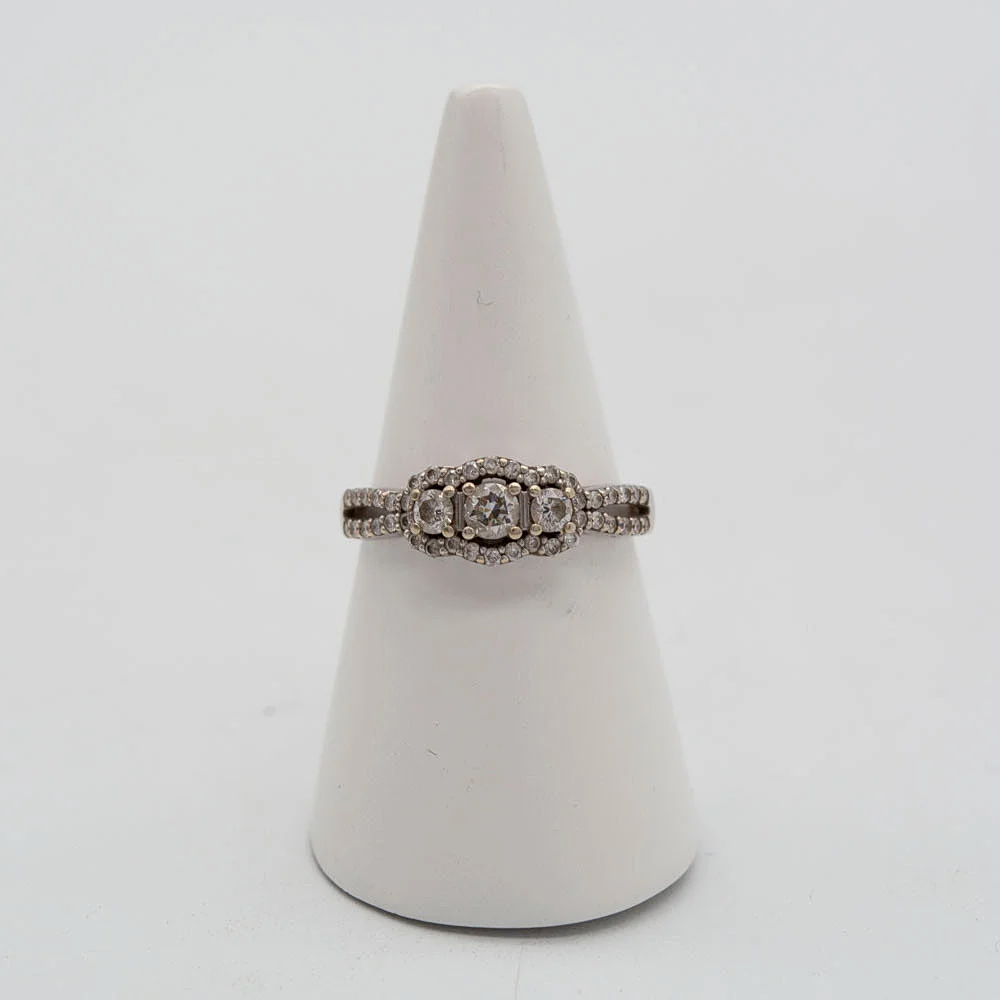 HANDGEMACHTER RING AUS 9 KARAT WEISSGOLD, MIT BRILLANTBESATZ, DURCHBROCHEN, VINTAGE, 56MM IM UMFANG. — Rings — Kunst- und Auktionshaus Kleinhenz
