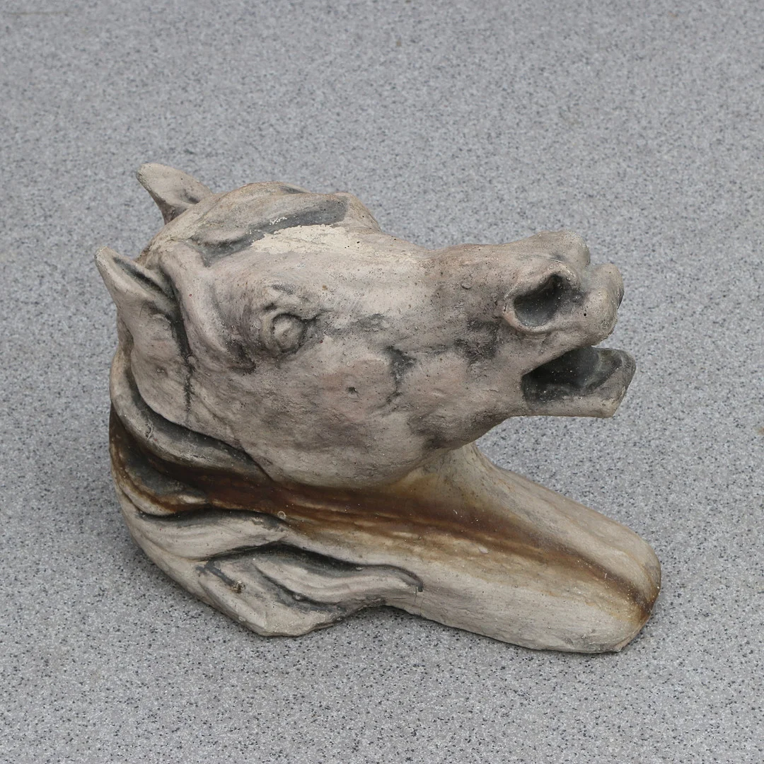 DEKORELEMENT. Bemålad betong. Hästuvud. Samtida tillverkning. — Sculptures & Bronzes — Skånes Auktionsverk