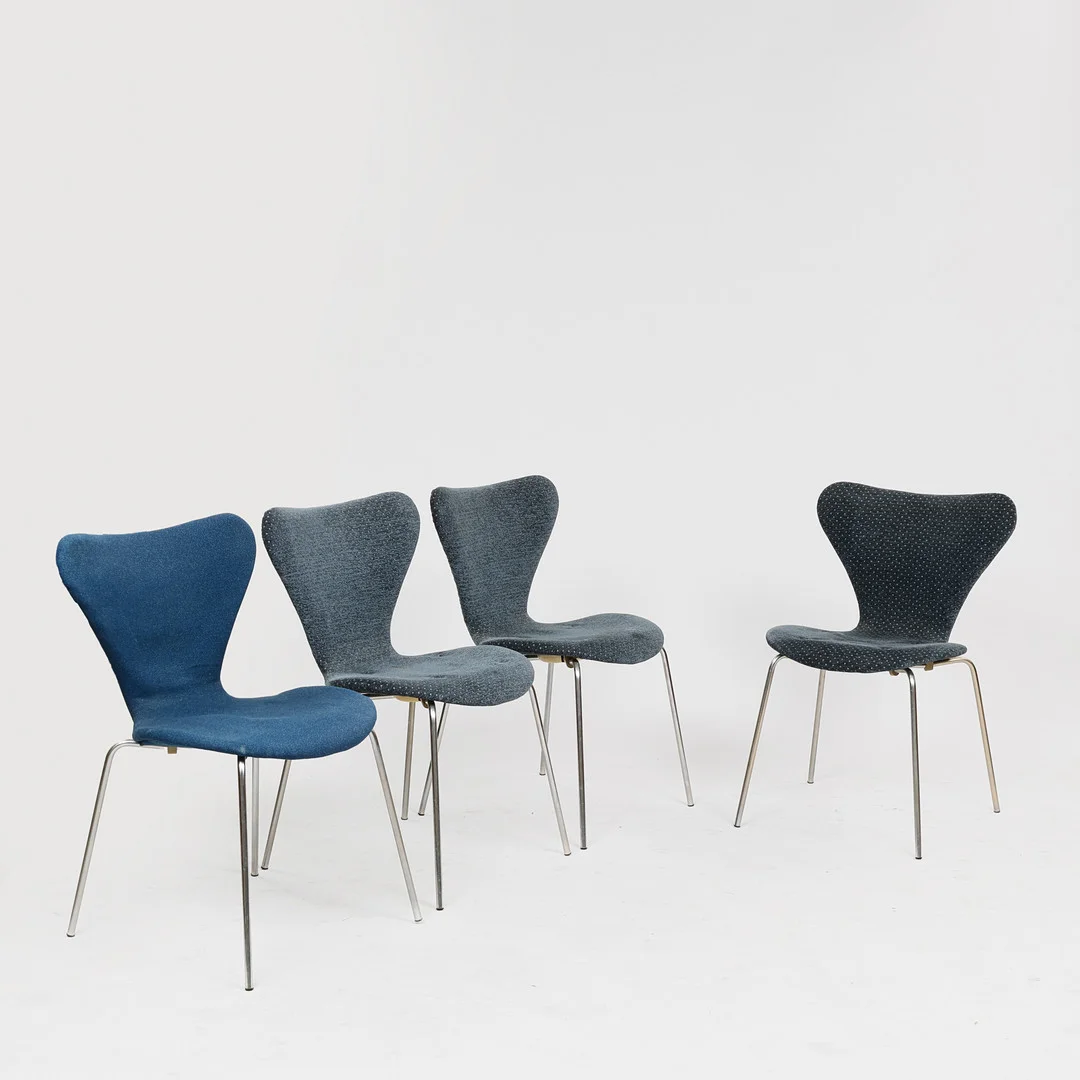 ARNE JACOBSEN (1902-1971). Et sæt på fire "syver" stole af formspændt krydsfiner betrukket med blåt møbelstof, understel af forkromet stålrør, model 3107, Fritz Hansen, Danmark, formgivet 1955, (4). — Armchairs & Chairs — Palsgaard Kunstauktioner