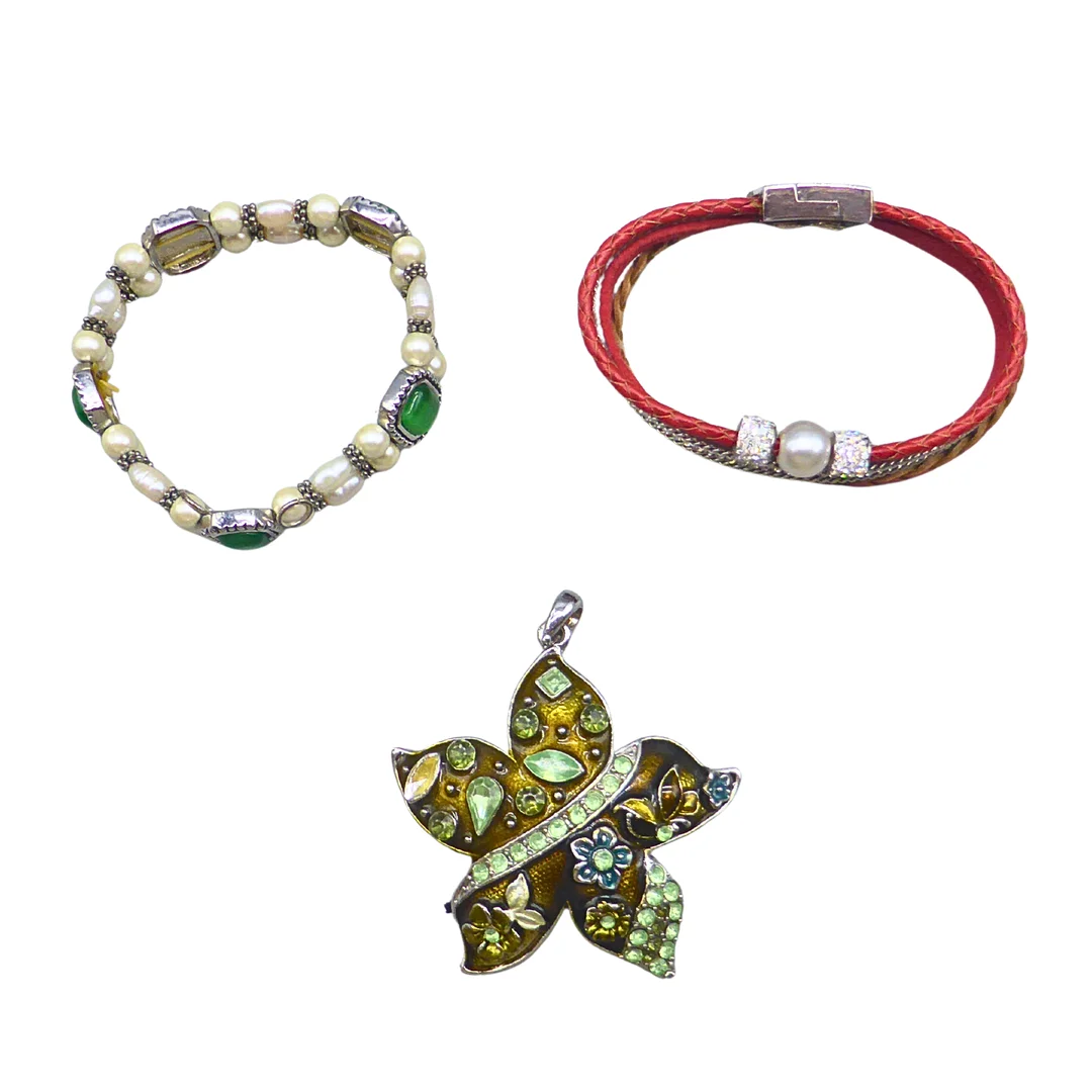 SET AUS ZWEI ARMBÄNDERN UND EINEM ANHÄNGER. — Jewellery — Auktionshaus Stuber's Hammerschlag