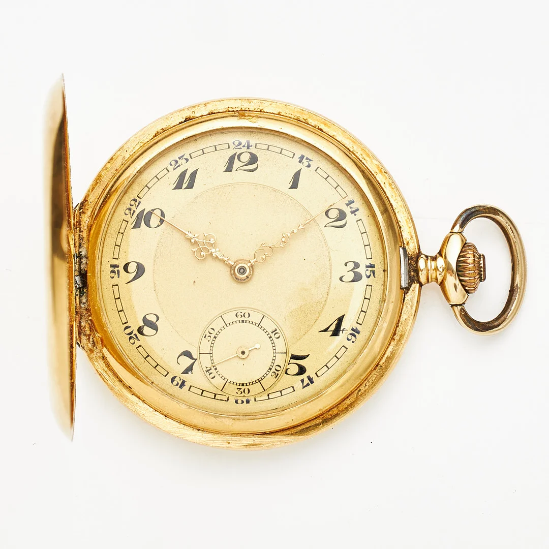 RECORD WATCH Co, fickur, 18 k guld, savonett, arabiska siffror, plexiglas, innerlock i oädel metall. — Pocket & Stop Watches — Stockholms Auktionsverk Magasin 5